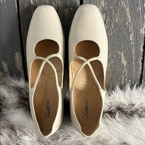 Trotters Cream Flats Women Size 10.5 Comfort Slip On Classic Everyday Shoes